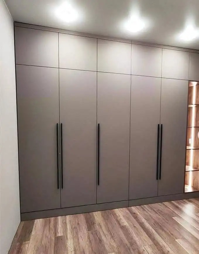 3 doors cabinet